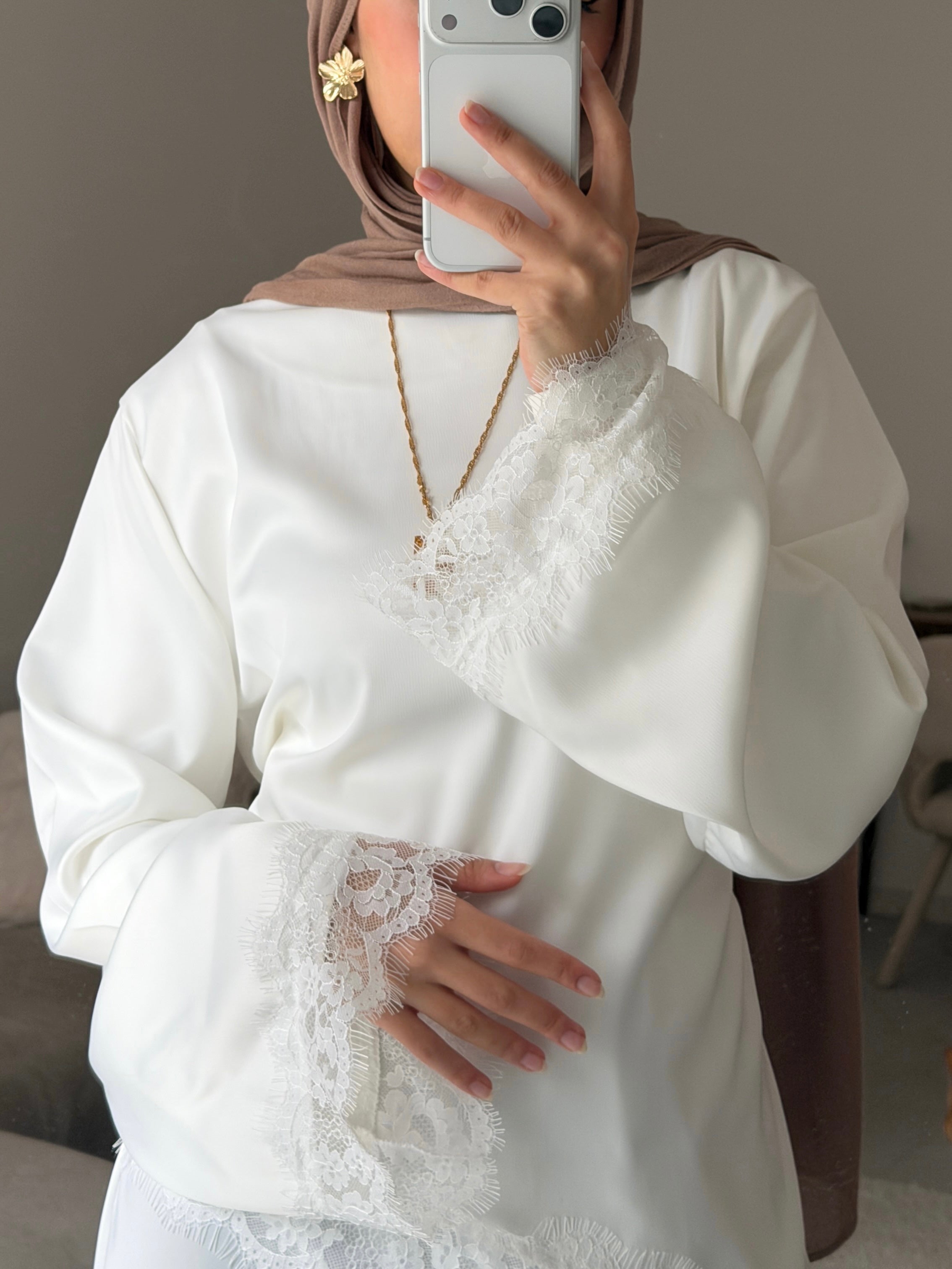 Asymmetrisches Satinoberteil mit Spitze