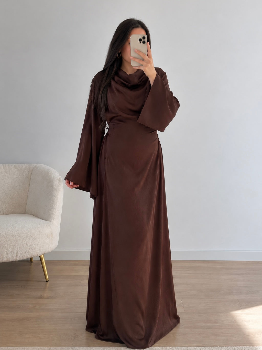 Abaya aus zartem Crépe-Jersey mit Wasserfallausschnitt