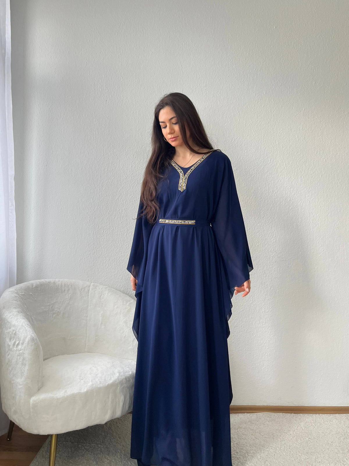 Abaya aus Tüllstoff mit Fledermausärmeln und Glitzersteinen