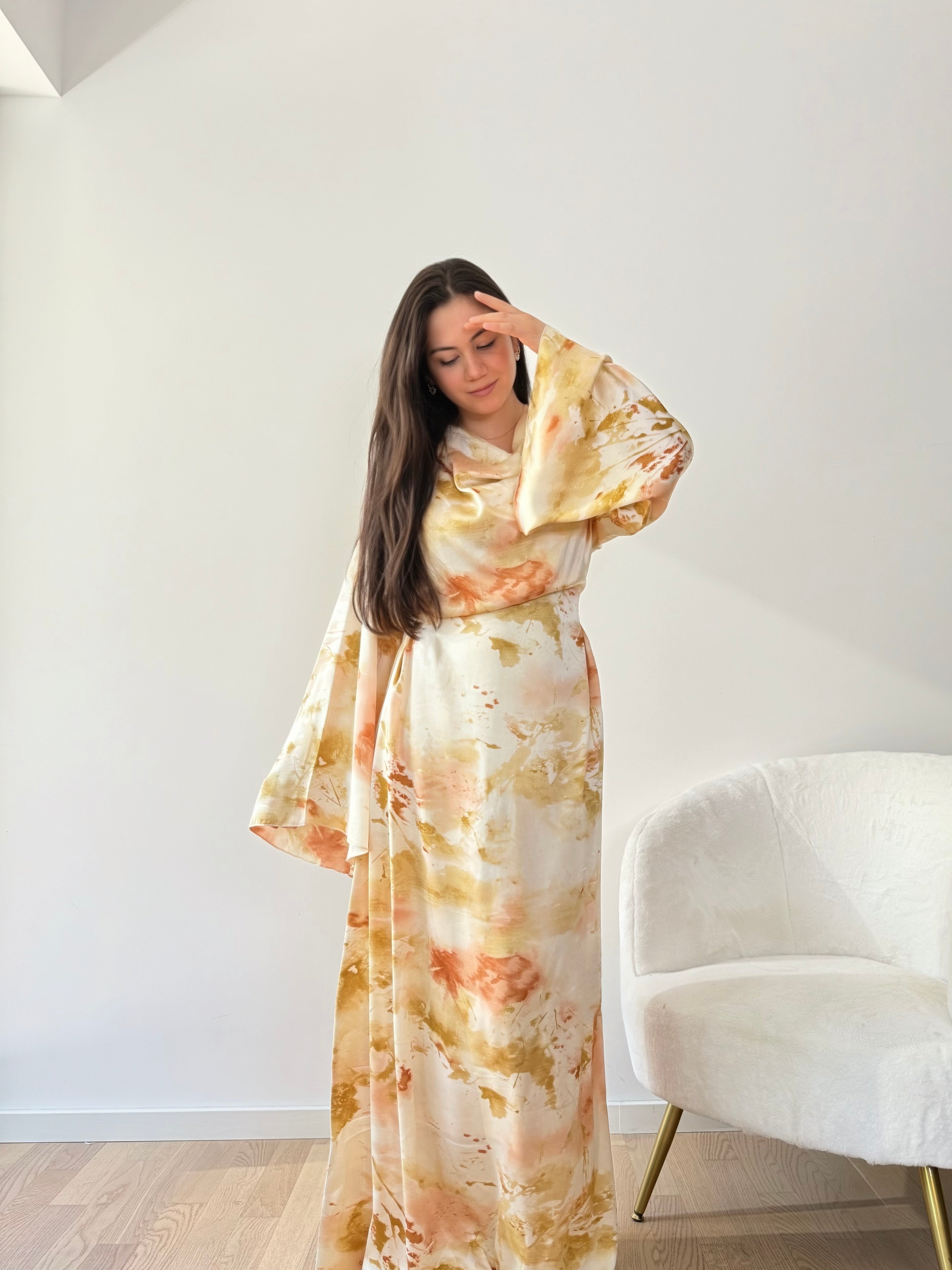 Long dress with flounced sleeves and back lacing 
