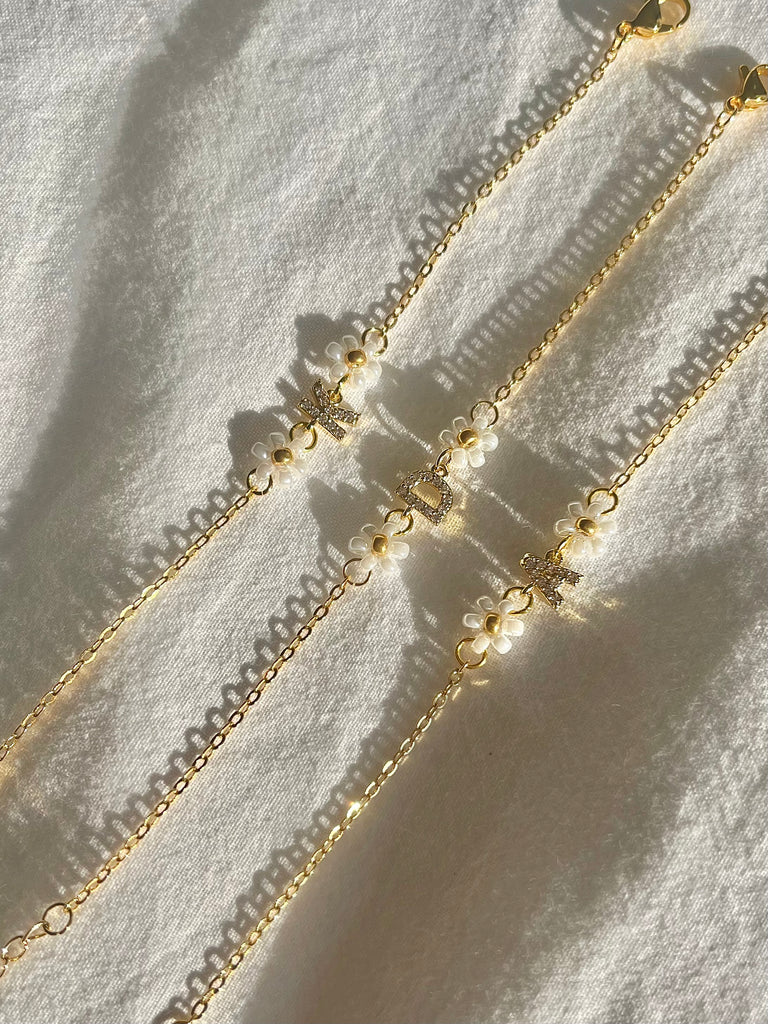 Blümchen-Armband aus Miyuki-Perlen mit Buchstaben
