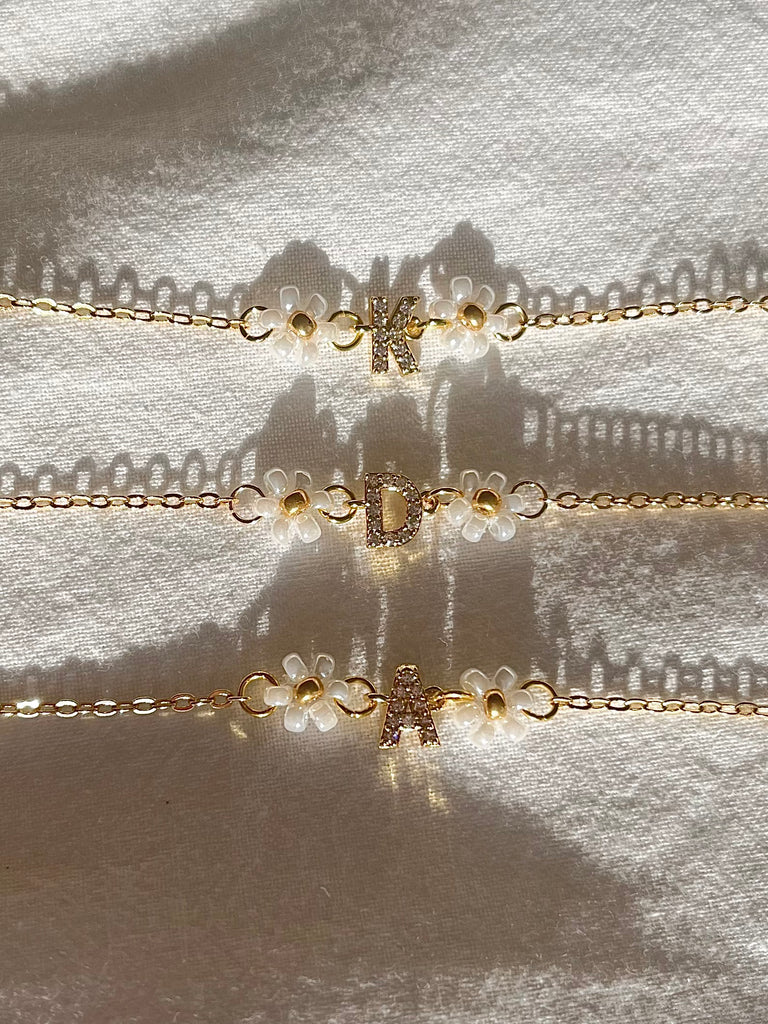 Blümchen-Armband aus Miyuki-Perlen mit Buchstaben