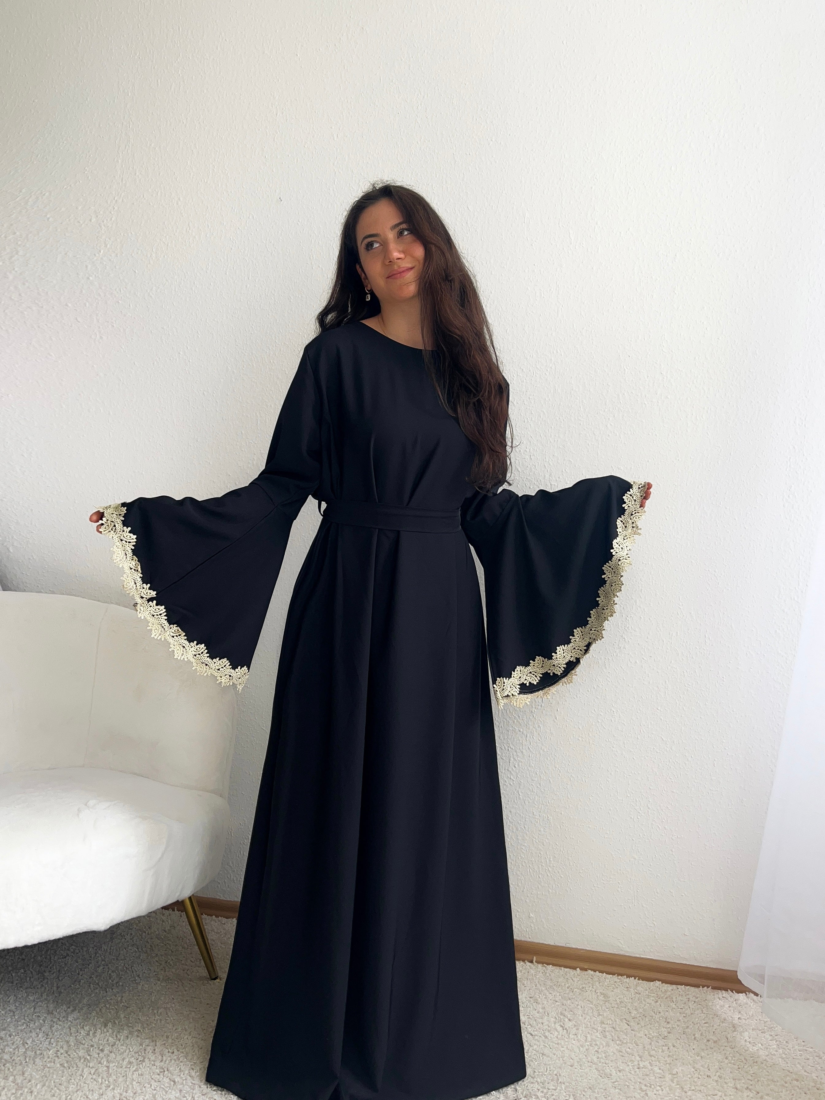 Abaya mit bestickten Trompetenärmeln
