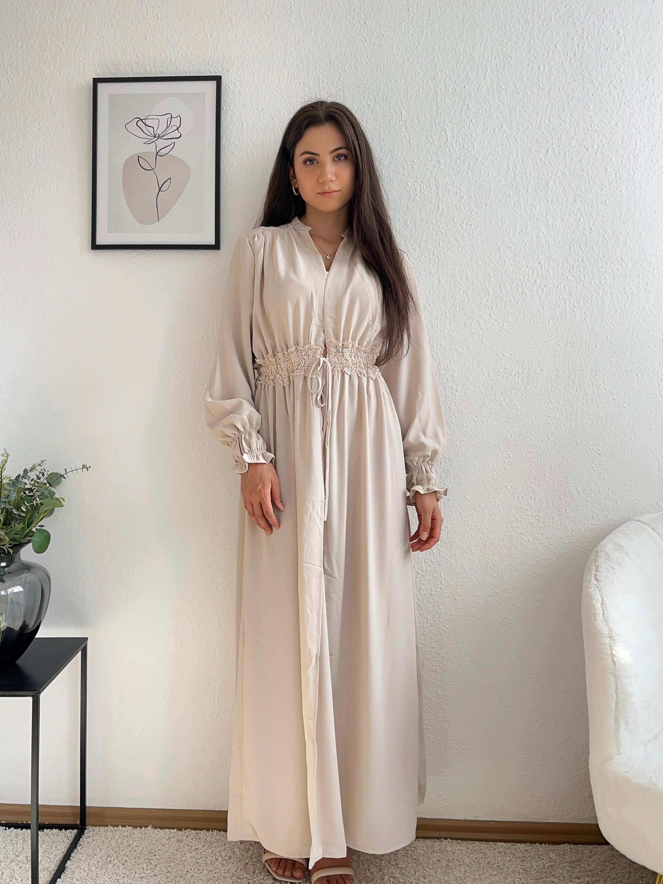 Langer taillierter Kimono mit Rüschen