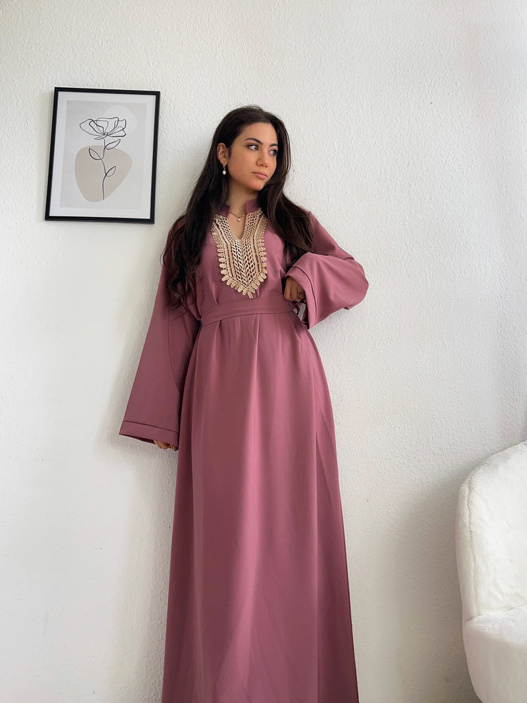 Abaya mit goldenem Stickerei-Ausschnitt